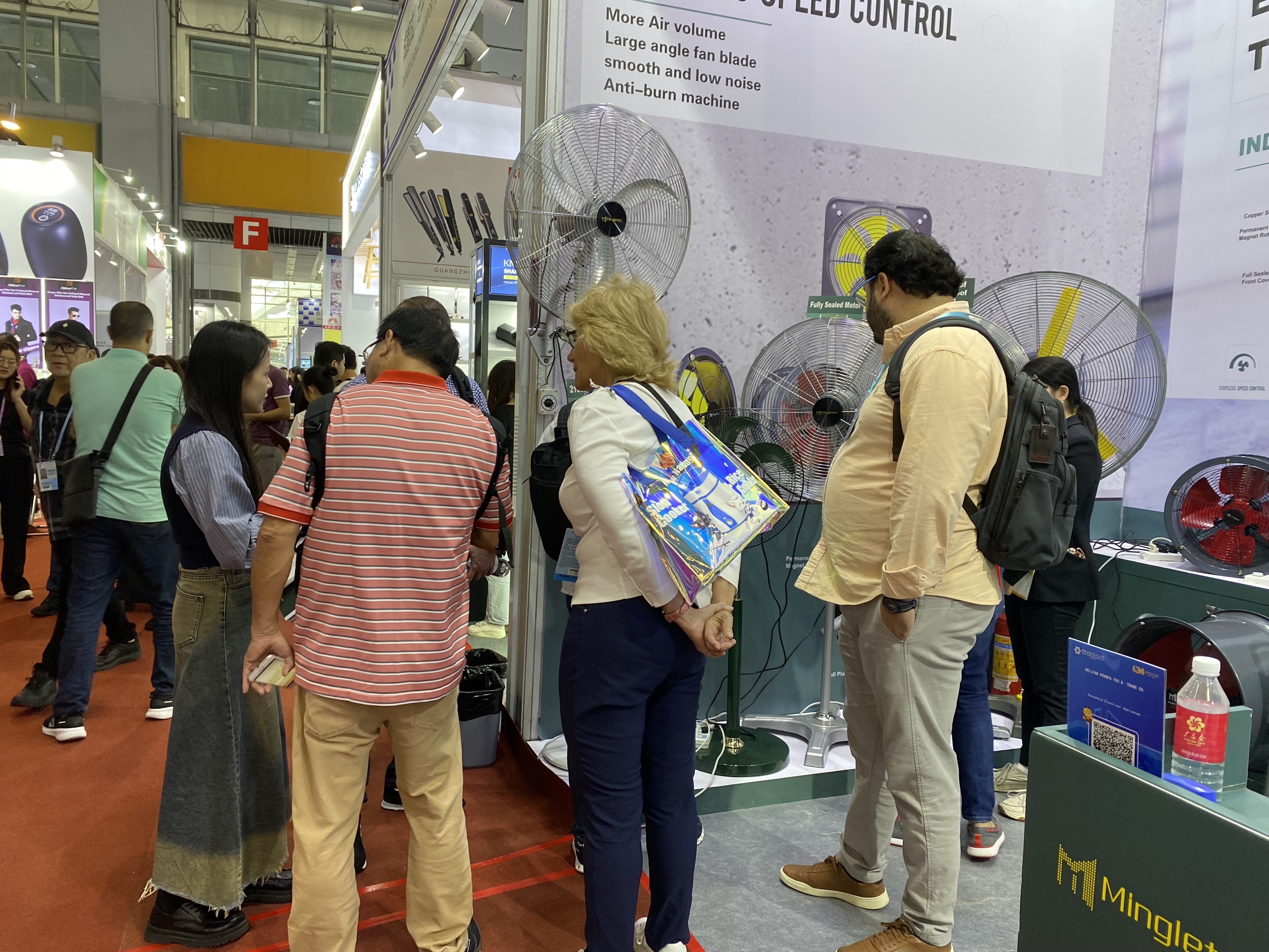 Los clientes están muy interesados ​​en nuestro nuevo producto.