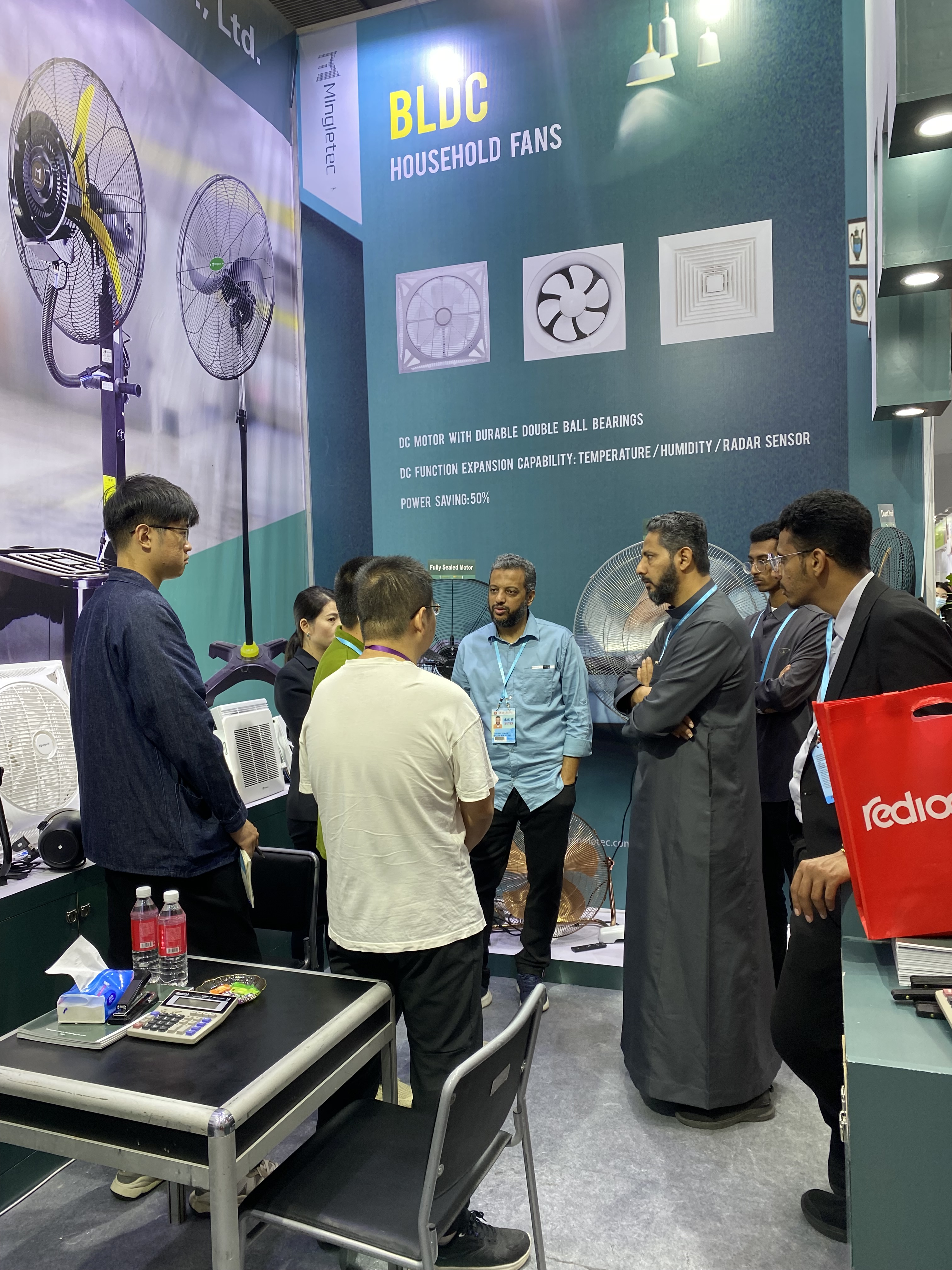 Los clientes escuchan atentamente nuestra presentación de ventas de nuestros ventiladores industriales BLDC.