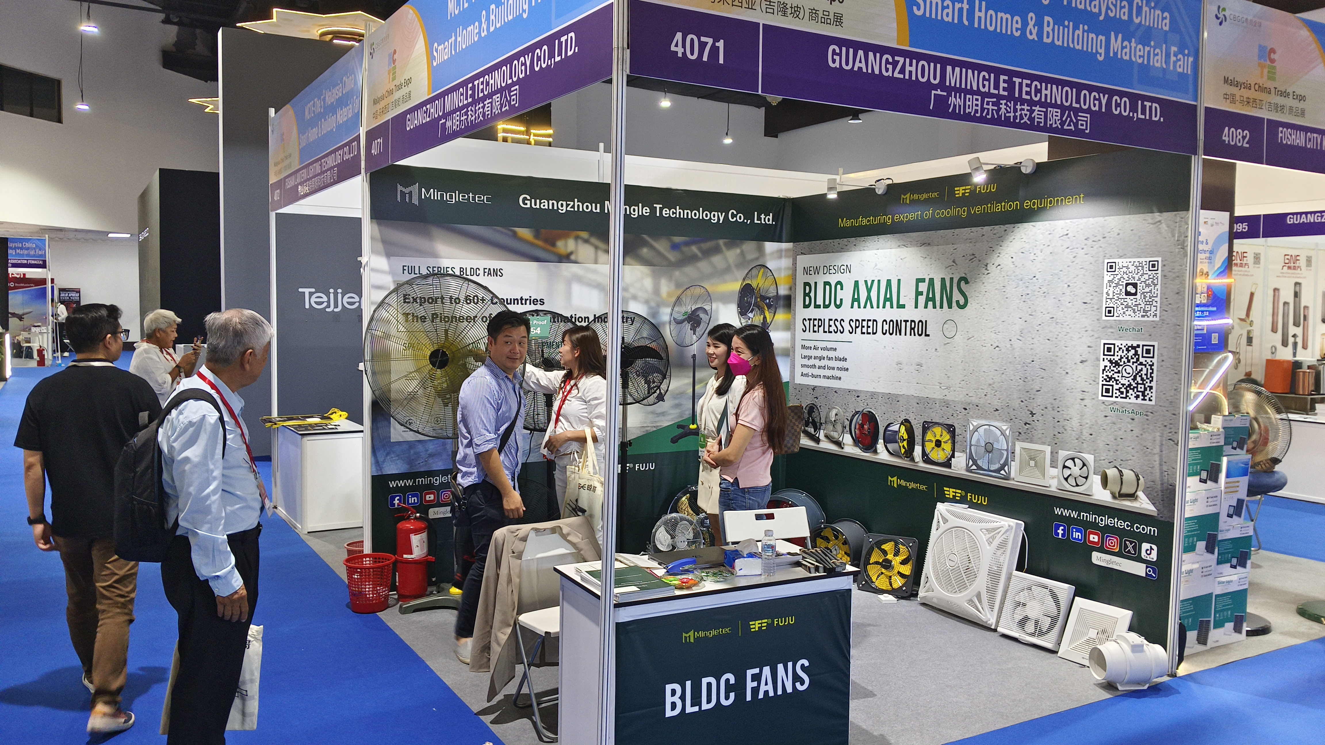 El vendedor present&oacute; nuestro ventilador industrial BLDC a los clientes en el stand. 