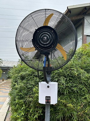 Ventilador de pared industrial de niebla.